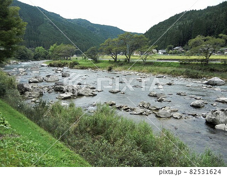 日本の川景色と田舎の風景 岐阜県郡上市和良町を流れる和良川と梨の木公園の風景の写真素材
