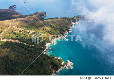 Turquoise sea and rocky coastline of autumn Gamow Peninsula. The Peter the Great Gulf. 82531684