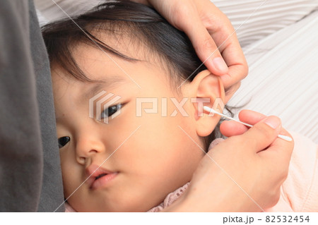 耳掃除をしてもらっている子供 耳掃除をしてもらっている子供 82532454