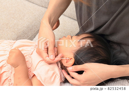耳掃除をしてもらっている子供 82532458