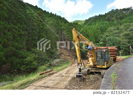 森林整備　間伐材の積み込み作業場の風景　 82532477