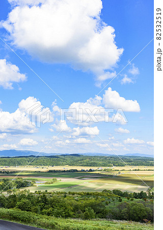 萌の丘　素晴らしい道央の穀倉地帯を望む 82532519