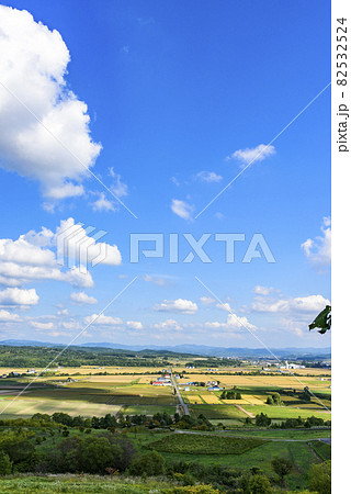 萌の丘　素晴らしい道央の穀倉地帯を望む 82532524