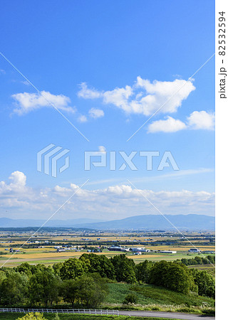 萌の丘　素晴らしい道央の穀倉地帯を望む 82532594