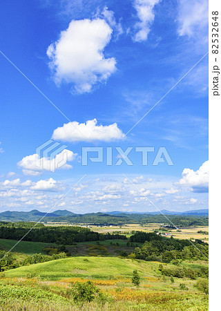 萌の丘　素晴らしい道央の穀倉地帯を望む 82532648