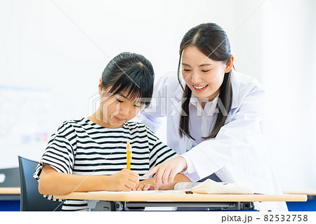 学習塾で勉強する小学生の女の子 撮影協力:中央工学校附属日本語学校 学習塾で勉強する小学生の女の子 撮影協力:中央工学校附属日本語学校 82532758