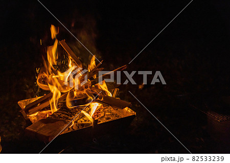 たき火 キャンプ 薪 たき火 キャンプ 薪 82533239