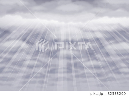 雲間から光の筋が射すドラマチックな空 82533290