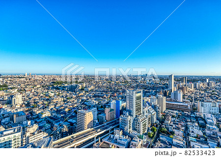 東京の都市風景　高層ビル群と青空 82533423