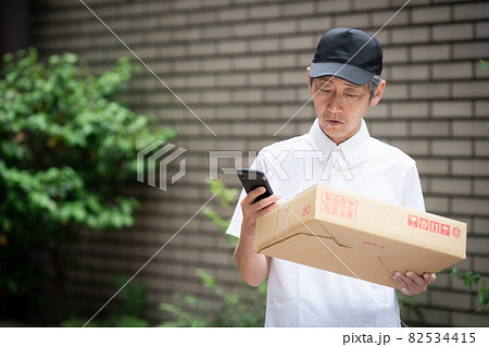 宅配　運送　流通　ミドル男性 82534415