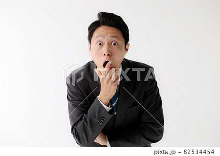 ビジネスマン　ジェスチャー　驚く　困る 82534454