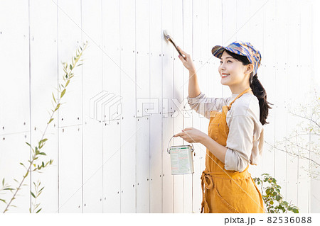 ペンキを塗るDIY女子 82536088