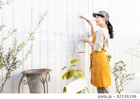 ペンキを塗るDIY女子 82536196