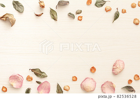 白い木目とばらの花びらと葉の装飾フレーム	 82536528