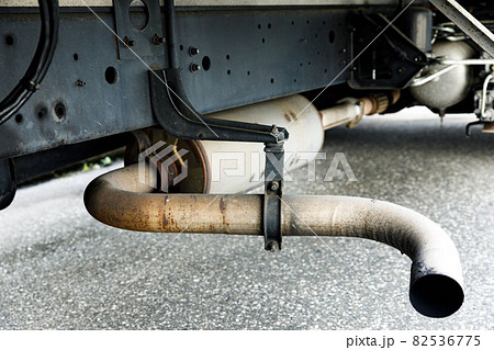 大型トラックのマフラー　排気ガスの排出 82536775