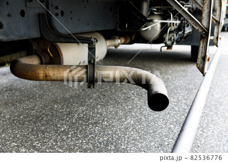 トラックのマフラー　排気ガスの排出 82536776