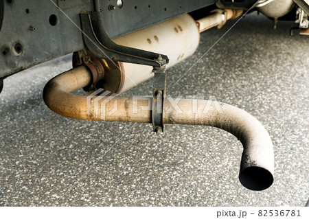 トラックのマフラー 排気ガスの排出 トラックのマフラー 排気ガスの排出 82536781