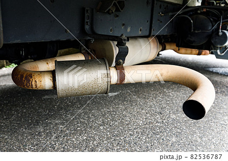 トラックのマフラー 排気ガスの排出 トラックのマフラー 排気ガスの排出 82536787