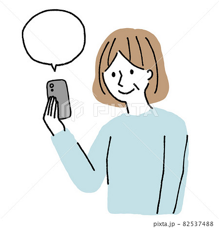 スマホを操作するシニア女性 82537488
