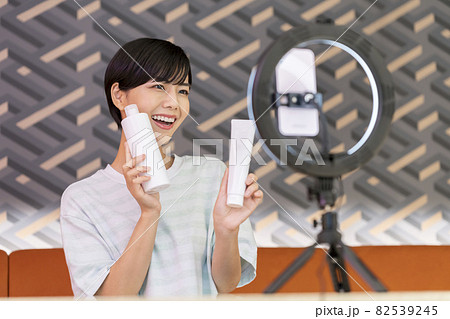 スマホでライブ配信 ライブコマース イメージ 撮影協力:WEEK芝大門(サンフロンティア不動産) スマホでライブ配信 ライブコマース イメージ 撮影協力:WEEK芝大門(サンフロンティア不動産) 82539245