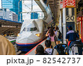 E4系Maxの引退を惜しみ、写真を撮る鉄道ファンたち（東京駅） 82542737