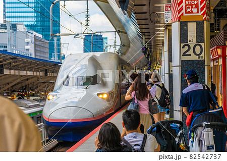 E4系Maxの引退を惜しみ、写真を撮る鉄道ファンたち（東京駅） 82542737