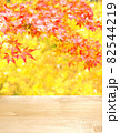 紅葉とテーブルの商品背景 82544219