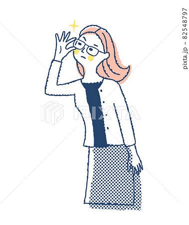 メガネをつまんでチェックする女性 82548797