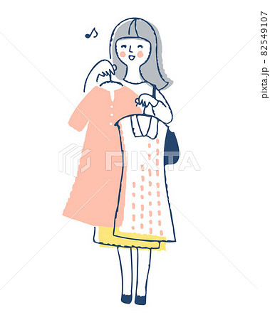 洋服を選んでいる若い女性 82549107