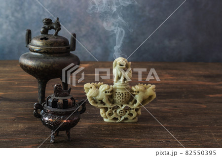 木製のテーブルに置かれた三基の香炉 82550395