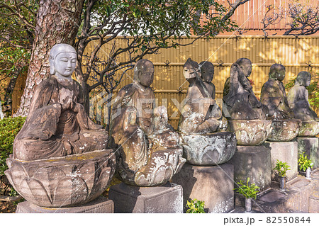 [東京・堀切] 隅田川七福神の多聞寺に立つ墨田区登録文化財の六地蔵座像。 82550844