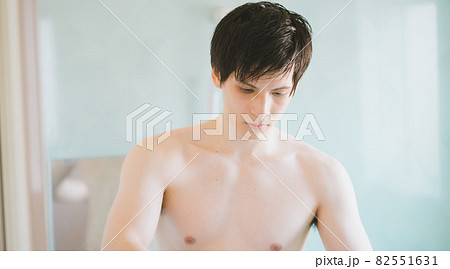 風呂上がりの若い男性 82551631