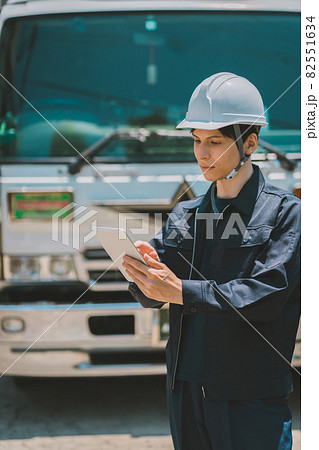 トラック運転手とタブレット 82551634
