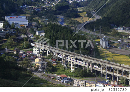 夏の上越線支線を行く上越新幹線E4系Maxとき 82552789