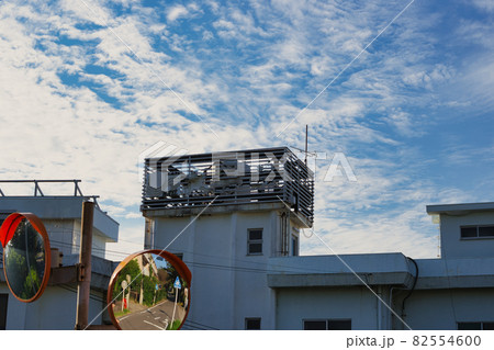 交差点とホテルと空 交差点とホテルと空 82554600
