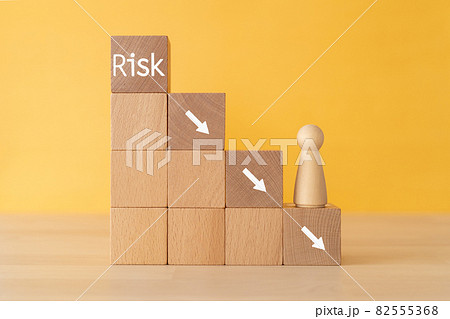 「RIsk」と矢印が書かれた積み木と人形 82555368