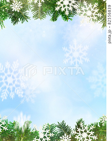 明るいブルーの背景にもみの木と雪の結晶 明るいブルーの背景にもみの木と雪の結晶 82556839