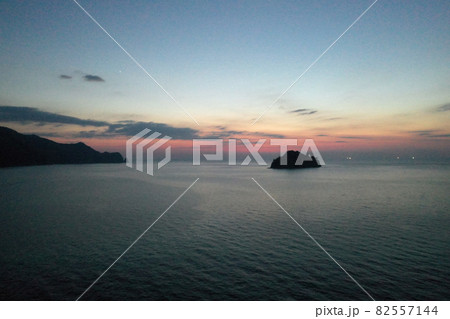 阿武町の夕暮れの海岸線の空撮 82557144