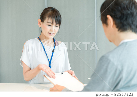 スポーツジムの受付をする女性（記入） 82557222