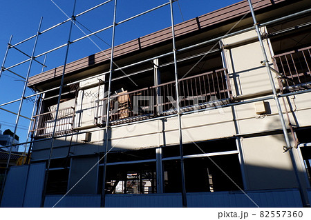 解体中のアパート 82557360