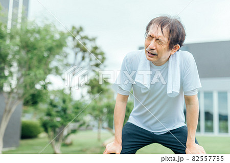 トレーニングする中高年男性(疲労・息切れ) トレーニングする中高年男性(疲労・息切れ) 82557735