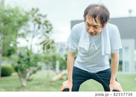 トレーニングする中高年男性（疲労・息切れ） 82557736