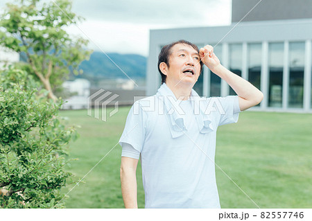 トレーニングする中高年男性（疲労・息切れ） 82557746