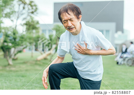 心臓が痛い中高年男性 心臓が痛い中高年男性 82558807