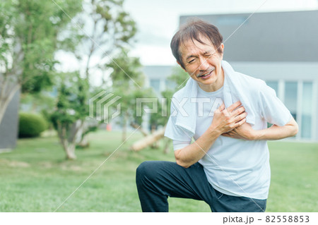 心臓が痛い中高年男性 82558853