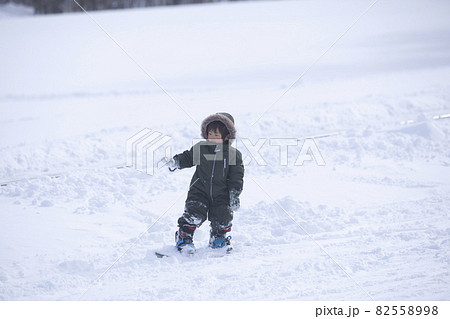 スノーボードをする3歳の男の子 82558998