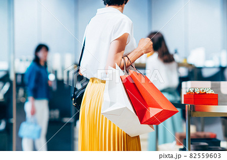買い物をする女性　撮影協力：g GIFT AND LIFESTYLE 82559603