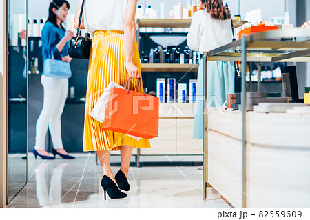 買い物をする女性　撮影協力：g GIFT AND LIFESTYLE 82559609