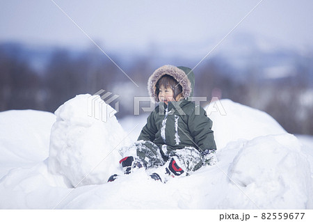 雪山に座る、3歳の男の子 82559677