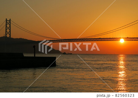 神戸フィッシャリーナから見た明石海峡大橋と夕日 82560323
